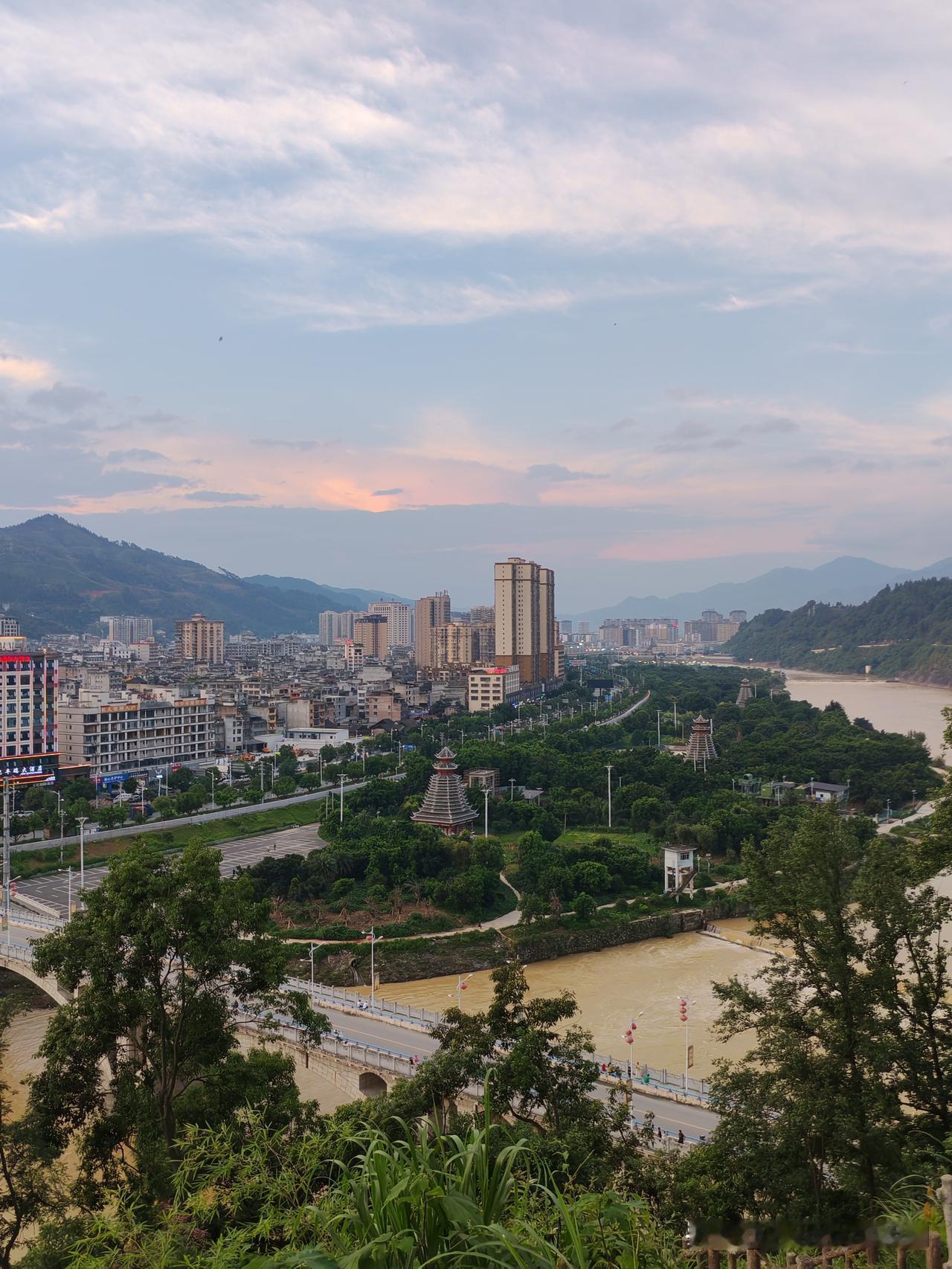 避暑贵州第四天：榕江到都匀，全程国道
   早上8点起床，洗洗刷刷，收拾房车的行