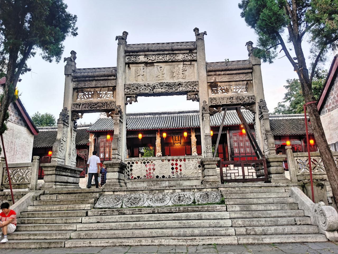 我去过山东曲阜的孔庙，那里是天下文庙的祖庭，庄严肃穆，古柏森森，朝圣的人潮如流水