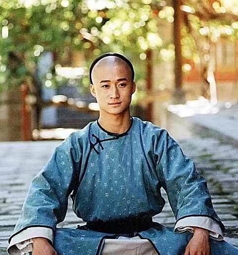 演员吴京曾在一档节目里讲述，他出生于武术世家，是满族乌拉那拉氏。这个姓氏是满族八