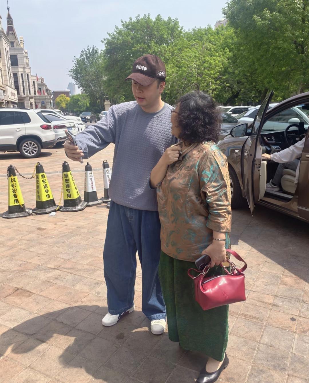 杜海涛领着妈妈现身天津街头，两人站在太阳底下有说有笑，这母子俩长得，连嘴里的牙齿