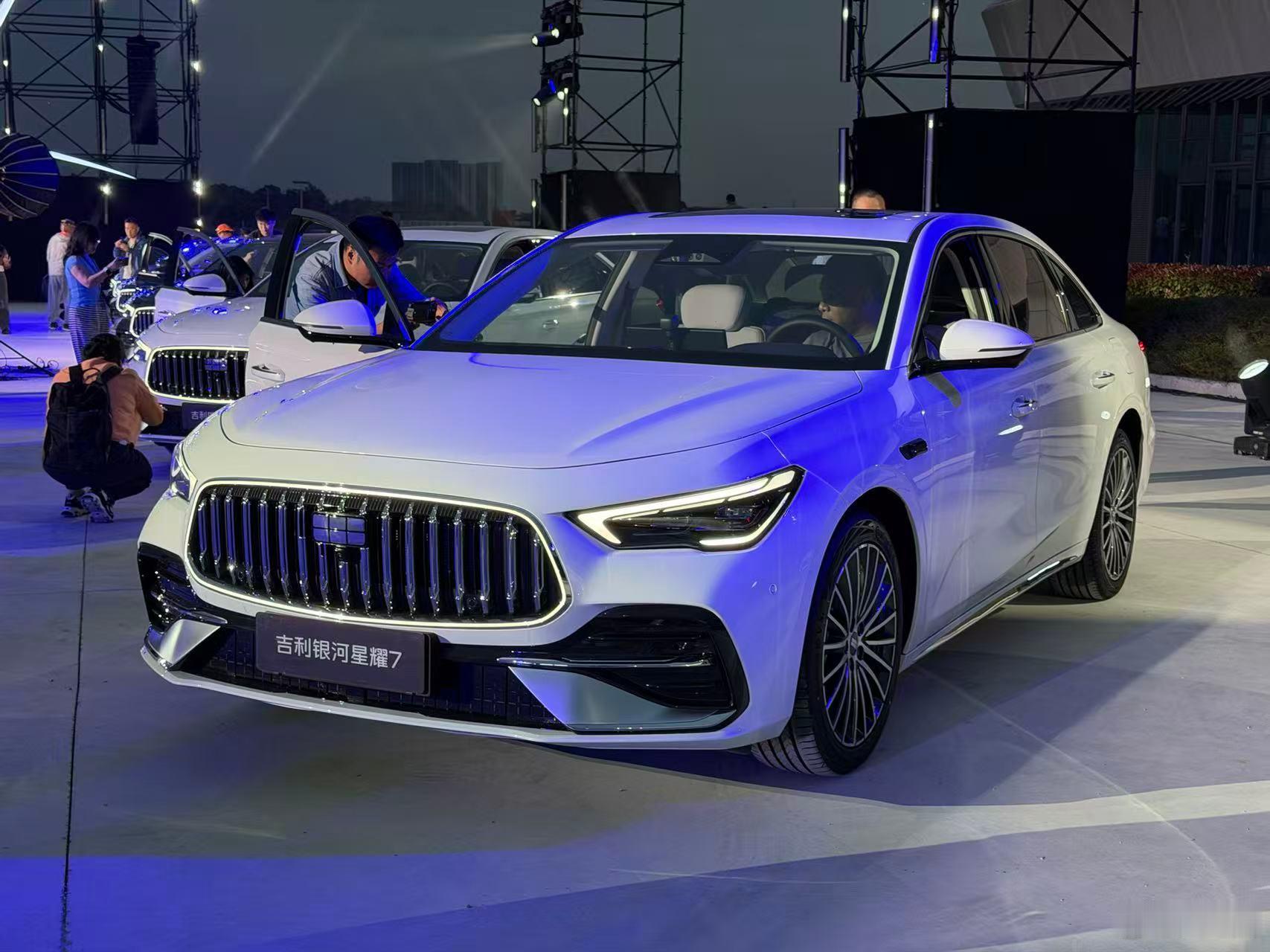 吉利银河星耀7预售11.28万起！真的太卷了！4.9米的B级电混轿车还带四驱！搭