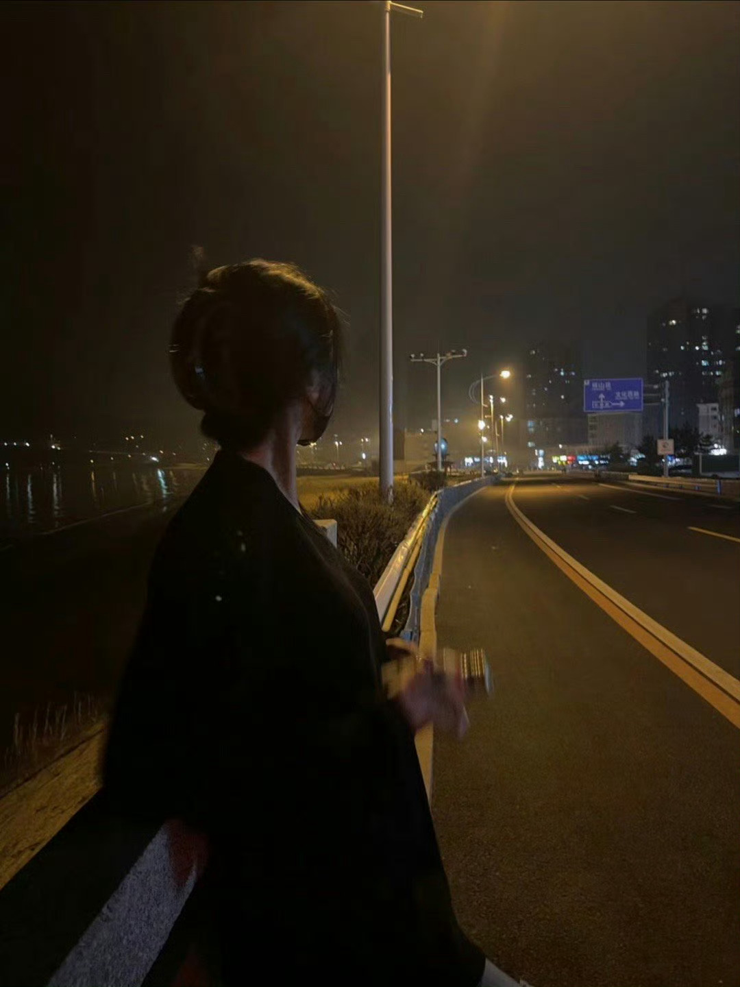 小城市的稳定让人羡慕，大城市的霓虹也让人踌躇，这个年纪的我们，渴望安稳又不甘平庸