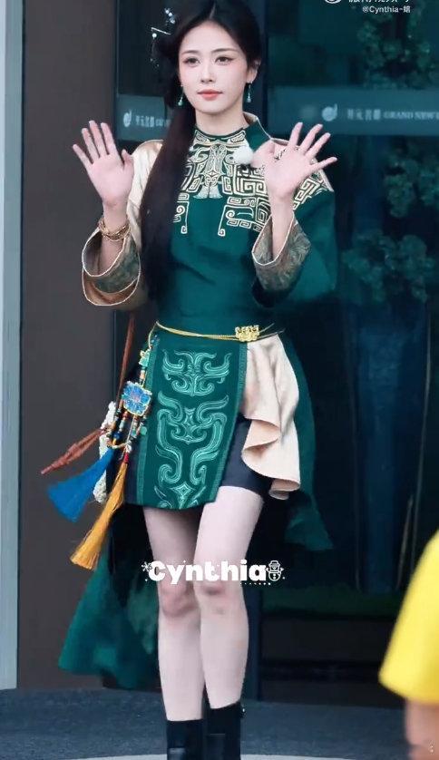 白鹿青铜纹古装造型 白鹿把青铜纹穿身上了 白鹿青铜纹古装造型，白鹿把青铜纹穿身上