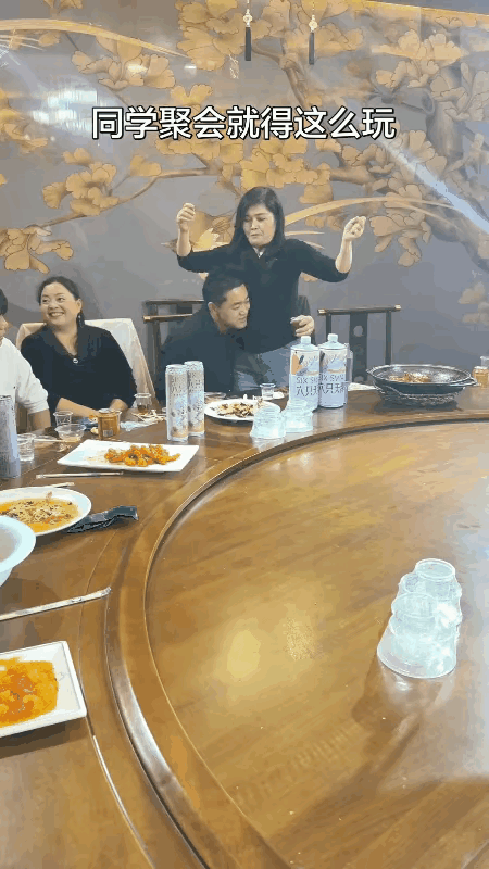 同学聚会玩这种游戏，

真的合适吗？
 
万万没想到，现在的同学聚会，居然玩起了