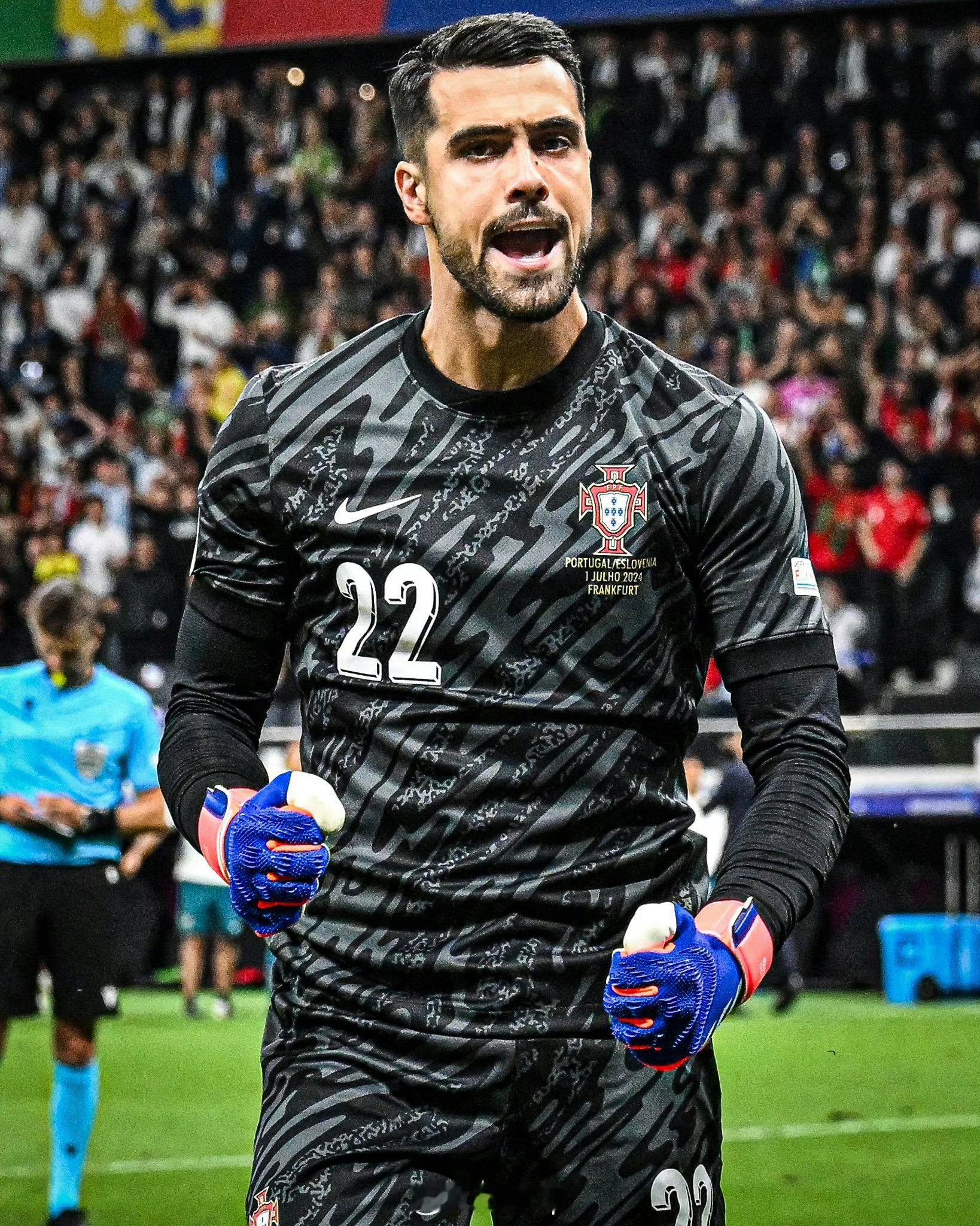 #欧洲杯# 葡萄牙点球大战淘汰斯洛文尼亚艰难晋级八强， 接下来将迎战法国。葡萄牙