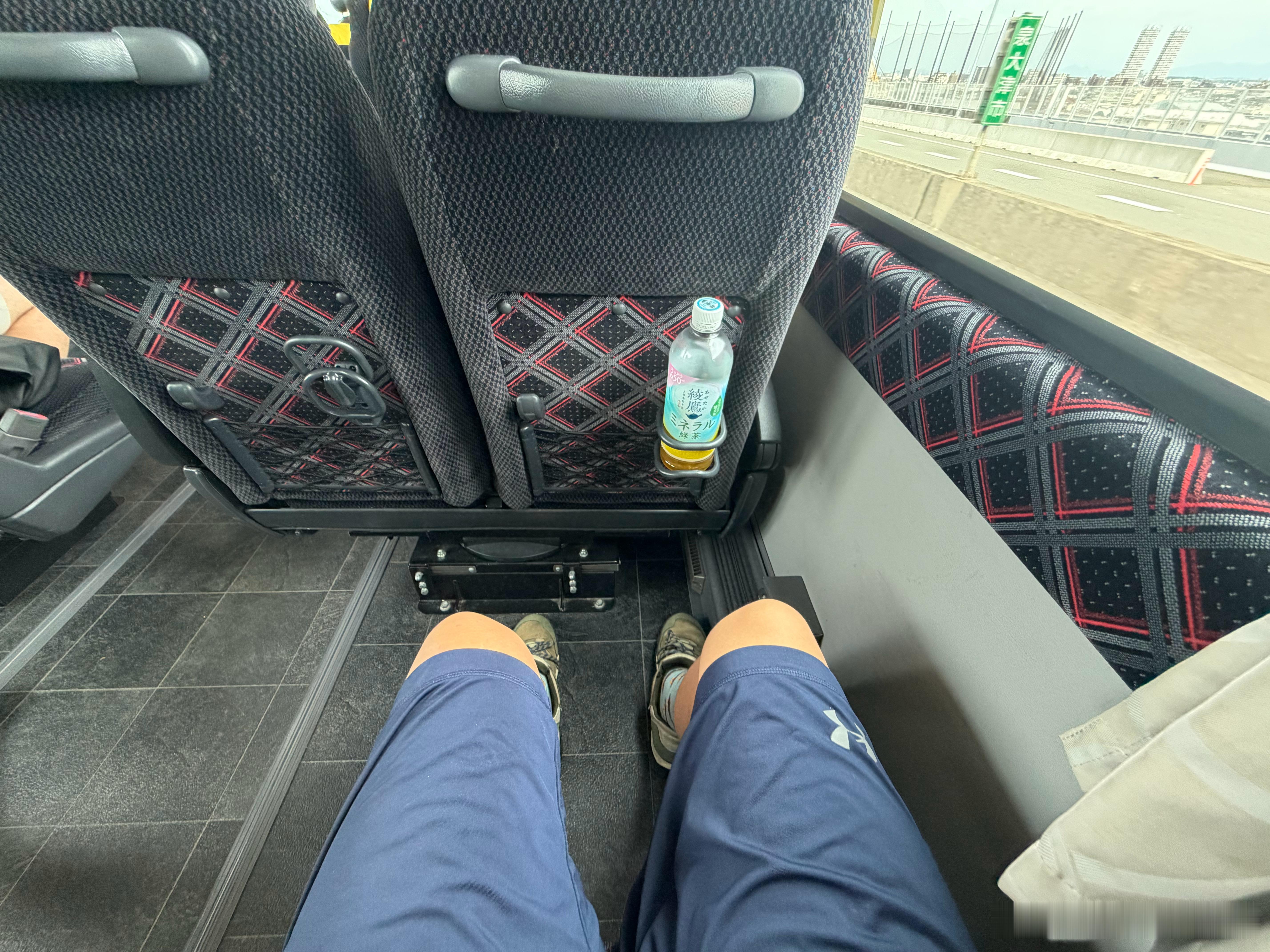 日本的大巴每次坐都很感慨。目测9米车，里面只装7排2+2座椅，纯平地板，座椅间距