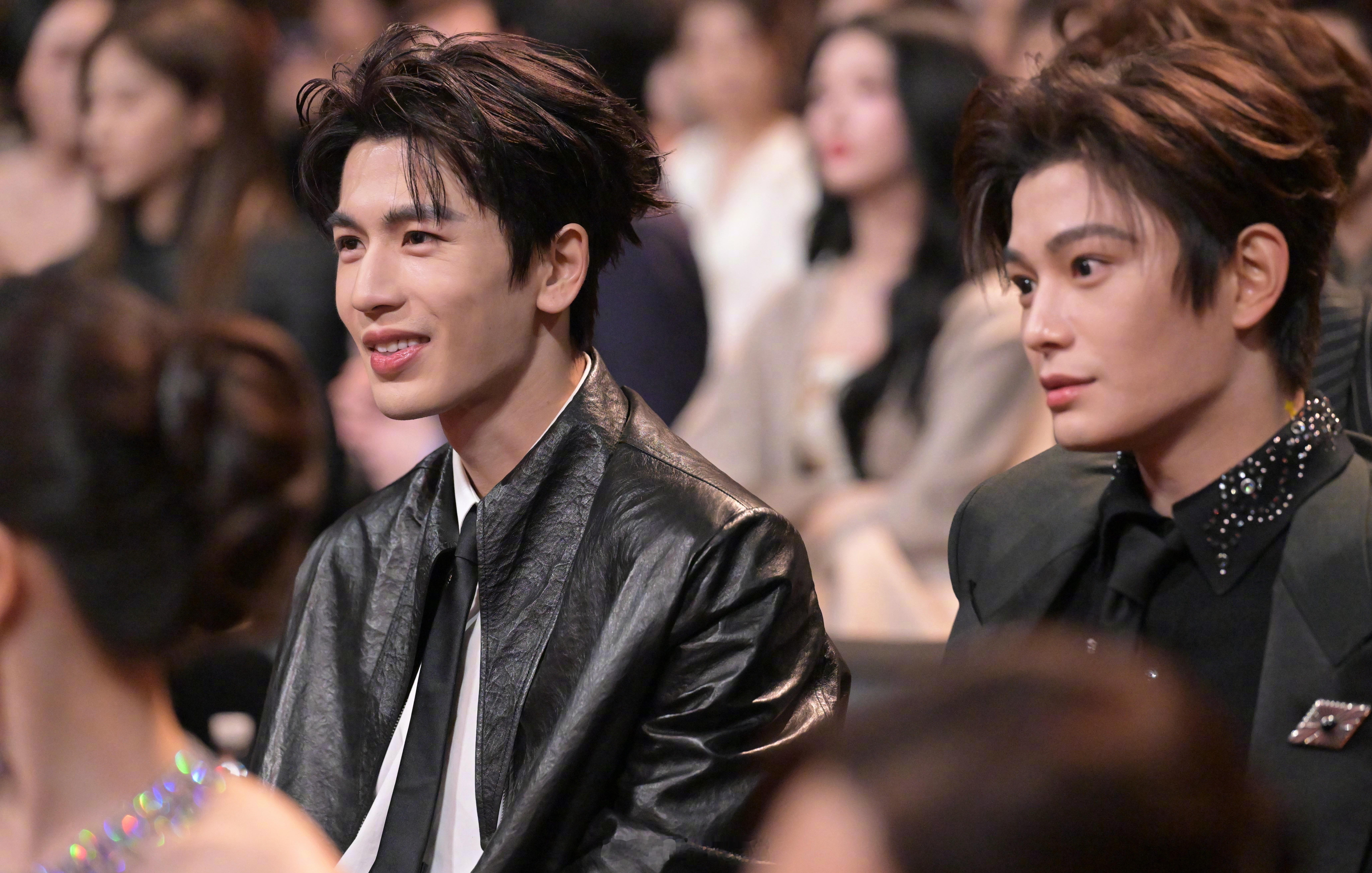 2025微博之夜内场这边同框那边合照：丁禹兮张凌赫同框，陈哲远邓为热聊……微博之