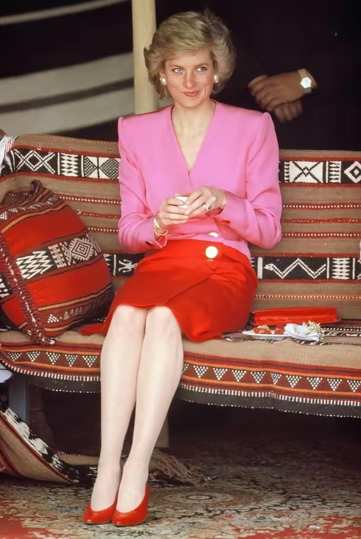 这组1989年戴安娜王妃访科威特的旧照，简直是“美貌暴击”！那一身Catheri