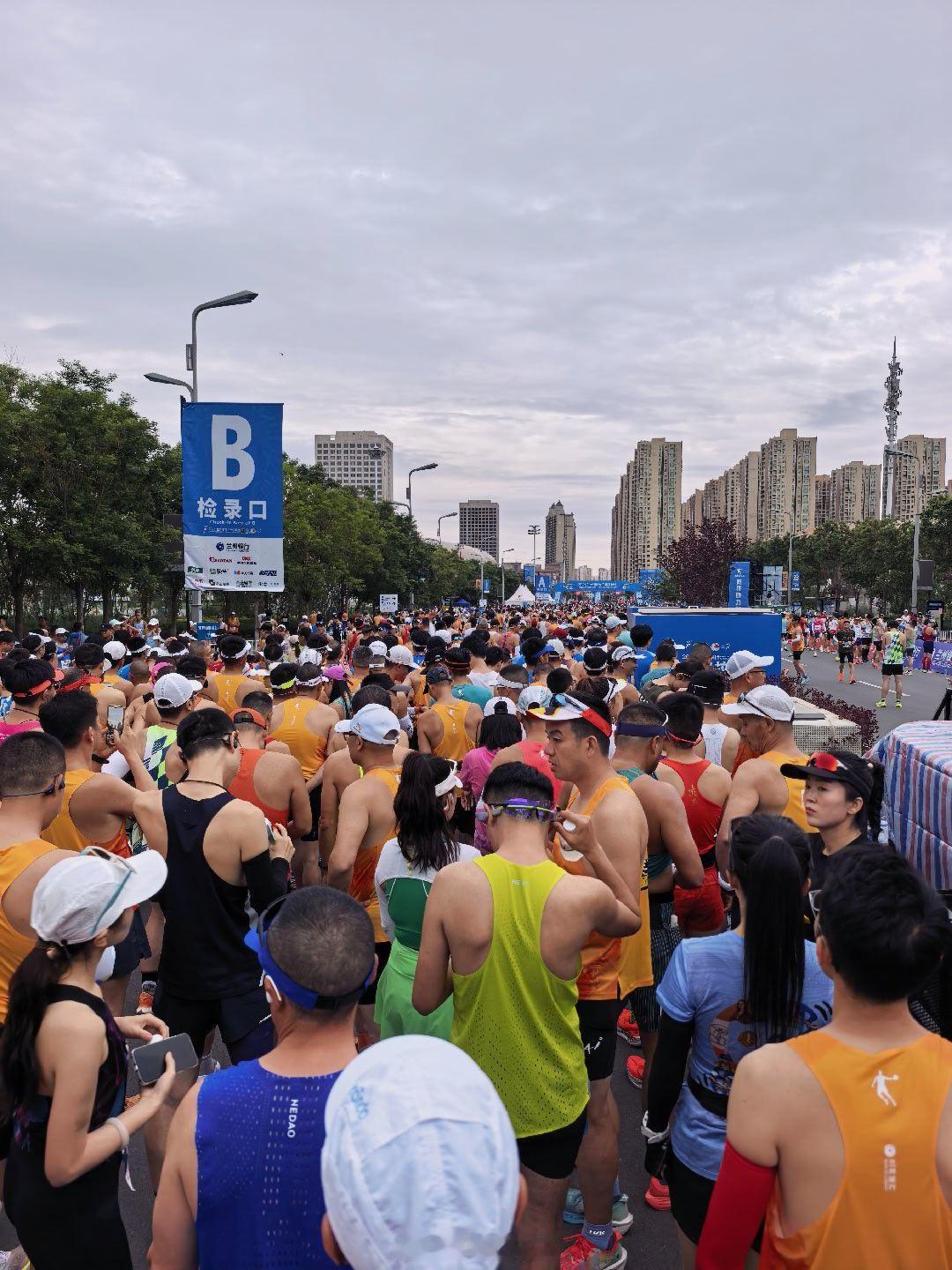 四年级兰马生享受兰州的热情出发！干就完了！迎兰而上征服亚高原兰州马拉松 Grey