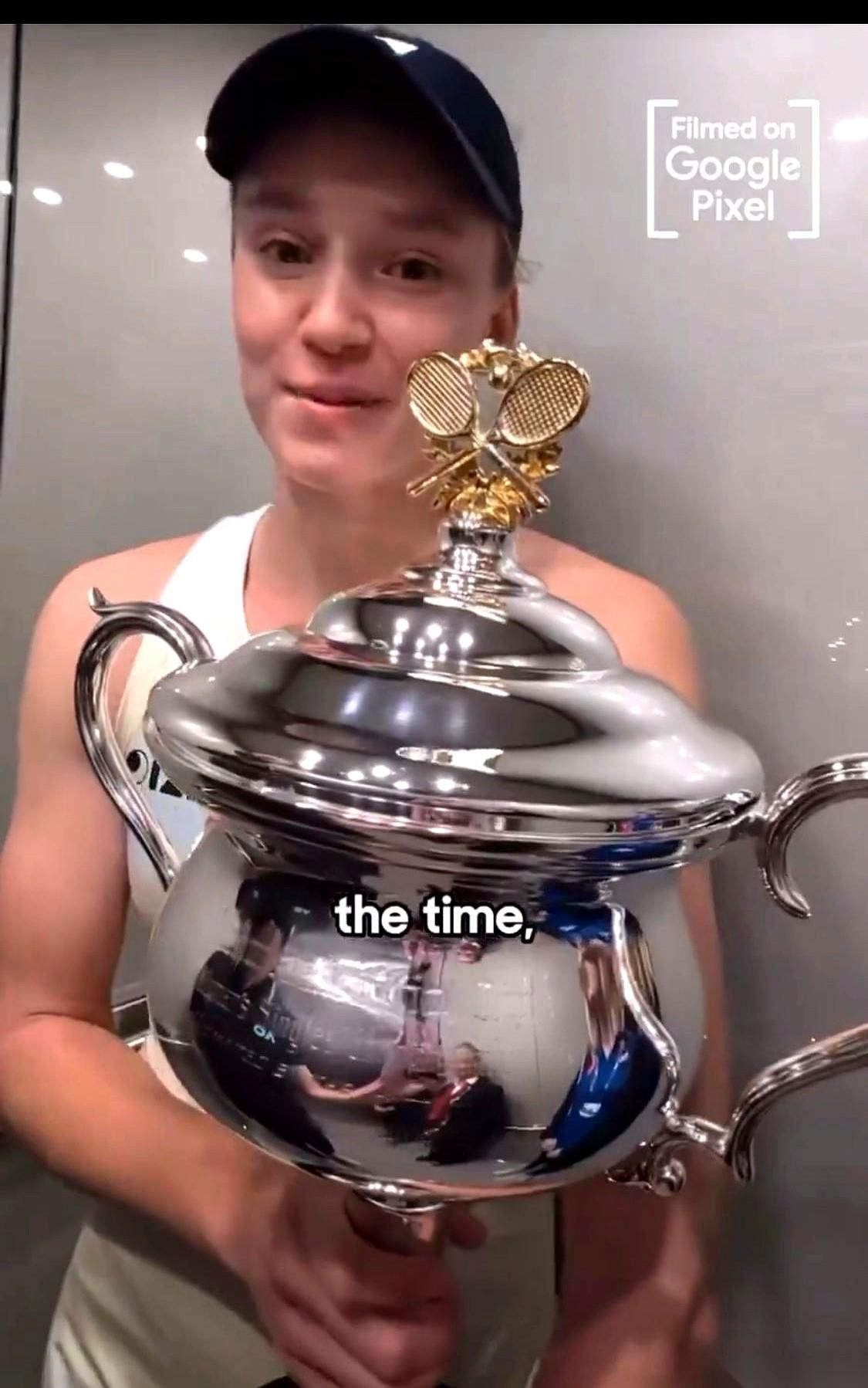 在莱巴金娜眼里，澳网那个光芒万丈的冠军奖杯，可能还没家里一部能拨通电话的老人机来