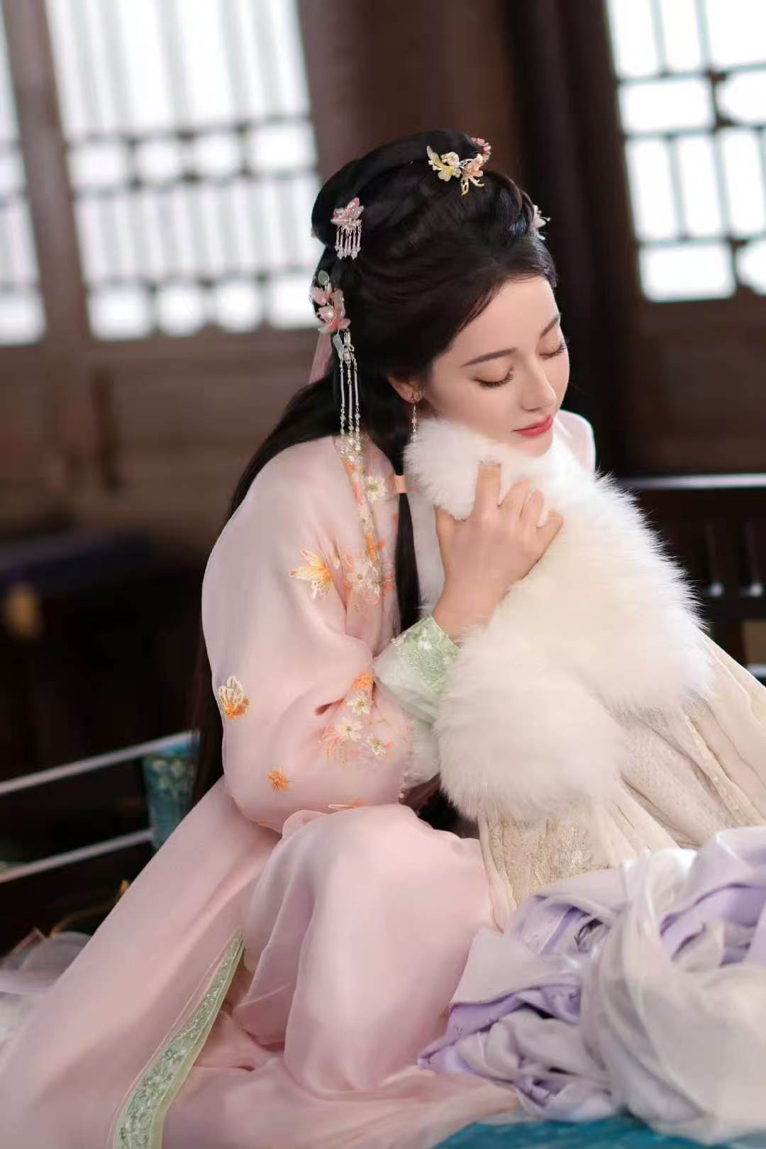 迪丽热巴穿着应援色来了热巴提灯出场迪丽热巴问白日提灯固屏去哪了 热巴新造型太绝，