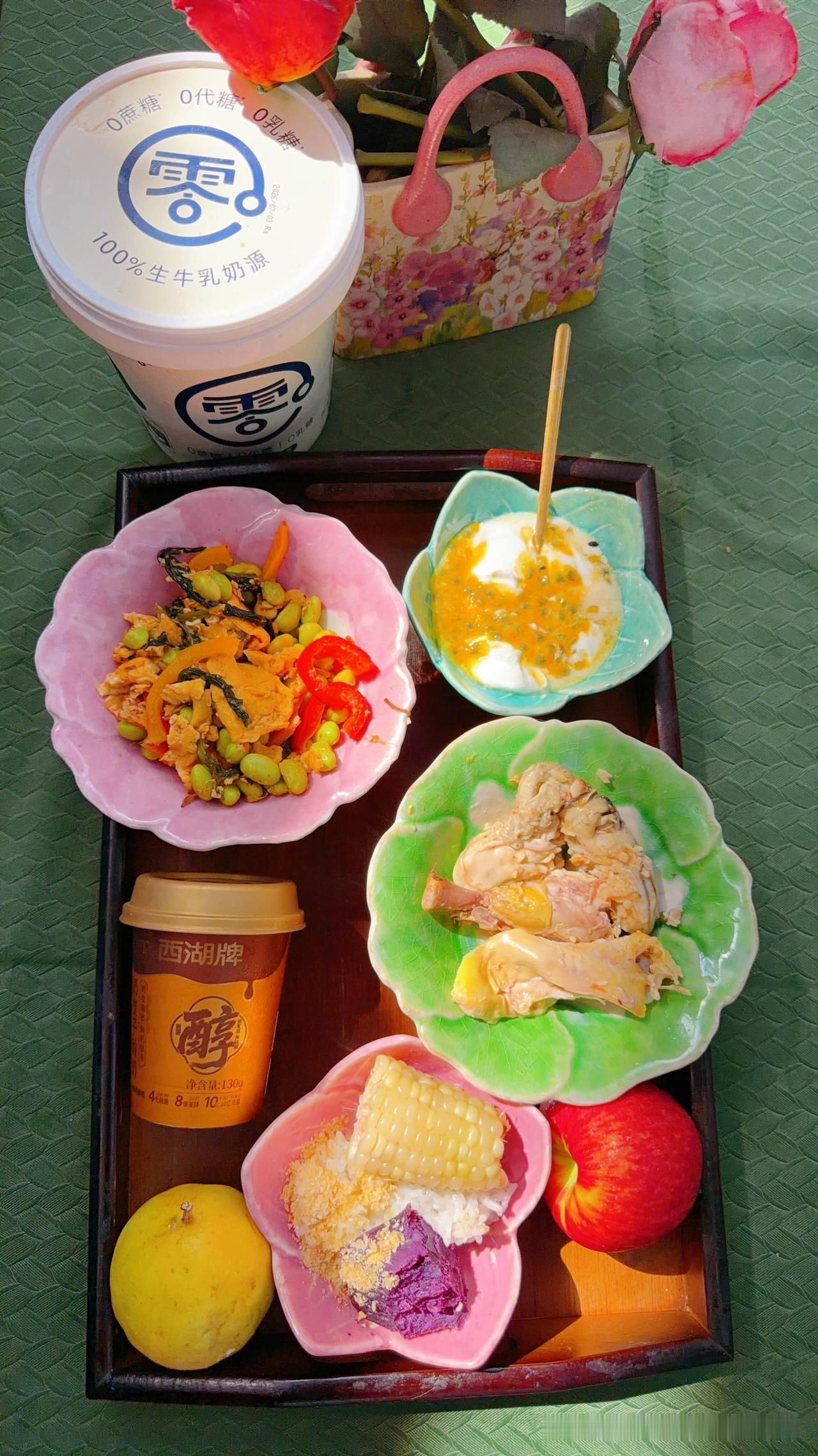 五常稻花香大米饭沙漠白甜糯玉米紫薯小麦胚芽，粗细搭配的主食不超过一拳。盐焗鸡蒜茸