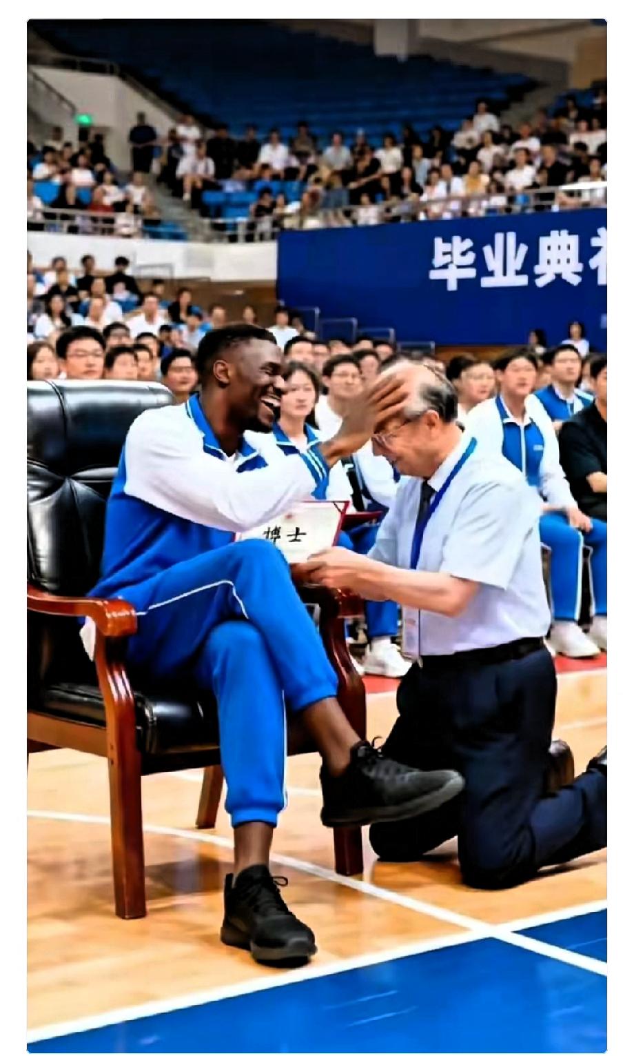 网上的风向彻底变了。

以前每逢有大事发生，娱乐圈总会有人爆出黑料，以此掩盖某些