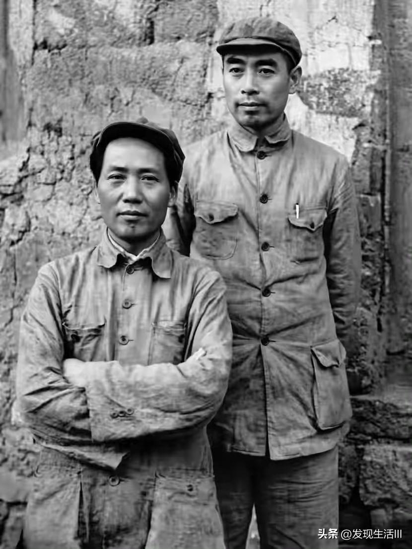 1944年，延安。毛泽东与周恩来站在杨家岭窑洞前。两人都穿着洗到发灰的粗布棉衣，