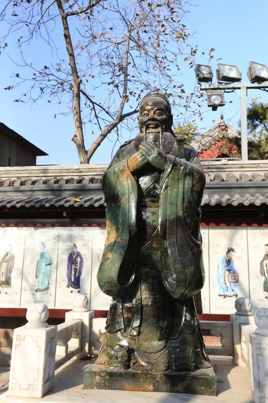 孔子生前之所以不受统治者待见，可以说是他的理想与春秋乱世的现实“格格不入”导致的