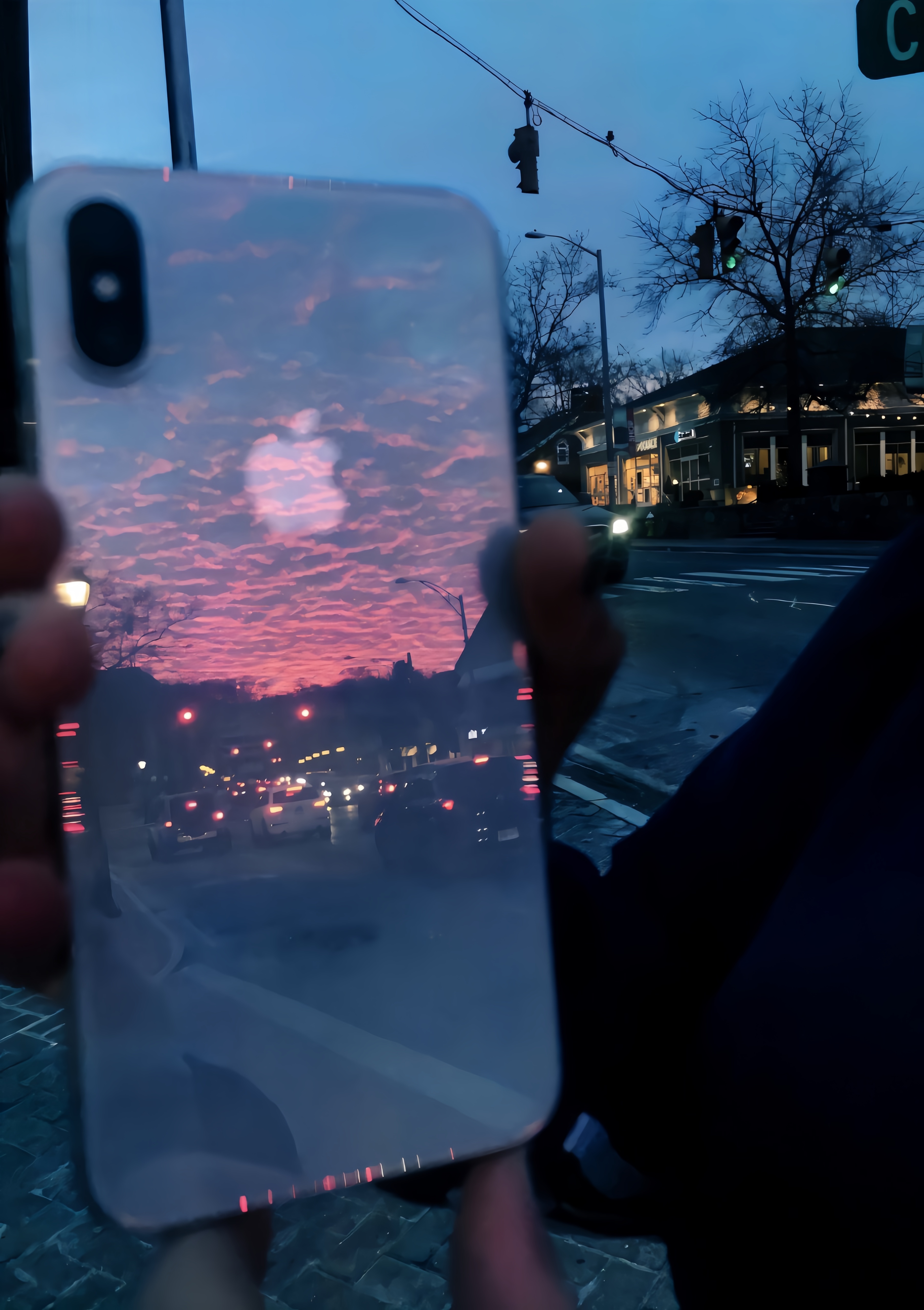 还记得以前iPhone背部是玻璃时很多人喜欢这样拍。 ​​​