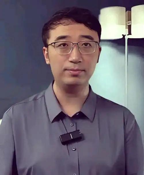 清华北大双料学霸李永乐，毕业后两次面试被名企拒绝，转身到北京人大附中应聘物理老师