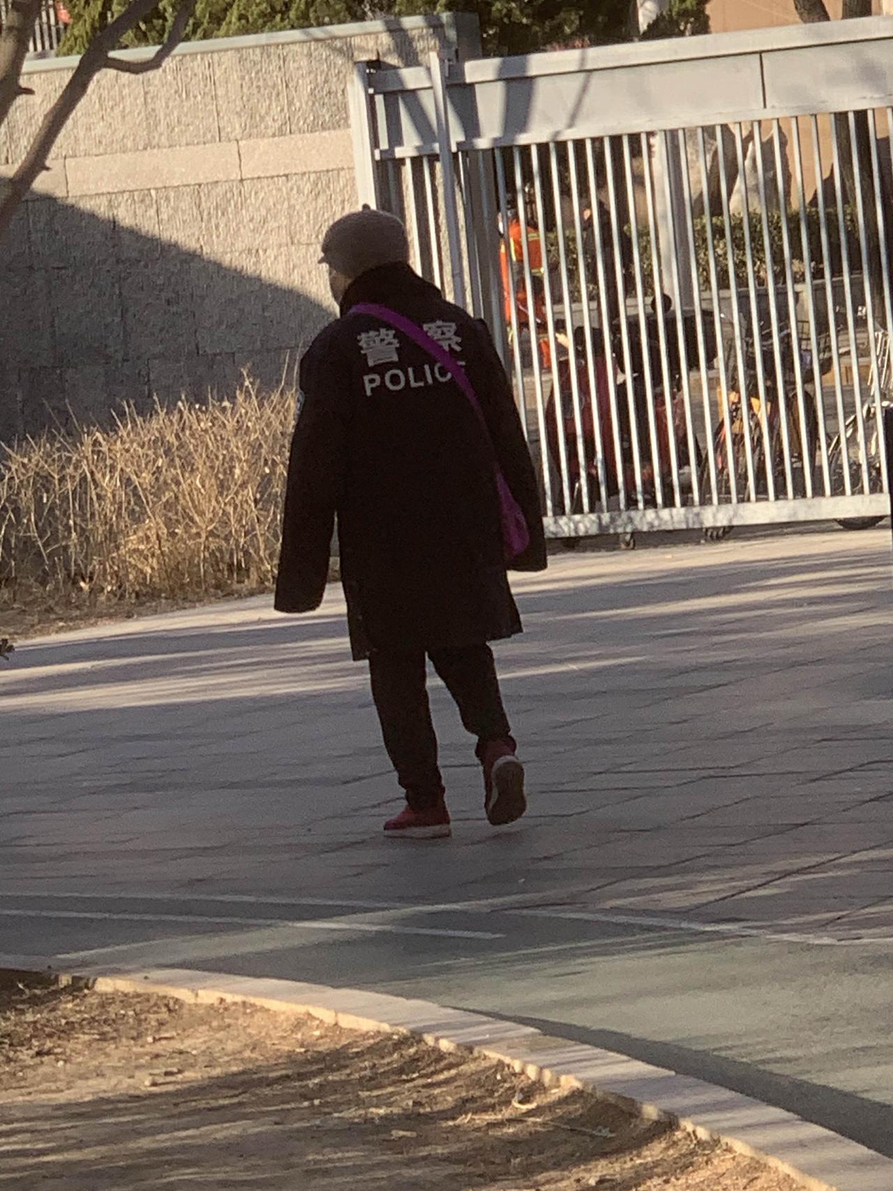 公园里遛弯儿的大妈。 大妈 大爷公园内 公园锻炼老人 退休大妈 大爷遛弯 公园遛