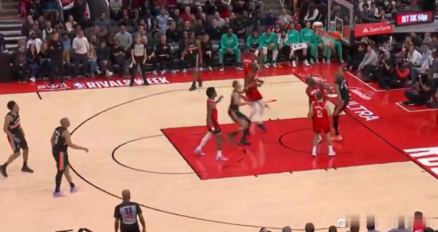 文班亚马隔扣卡佩拉 太残暴了!文班直接扛着卡佩拉往里走，然后顺势一记暴扣！ 