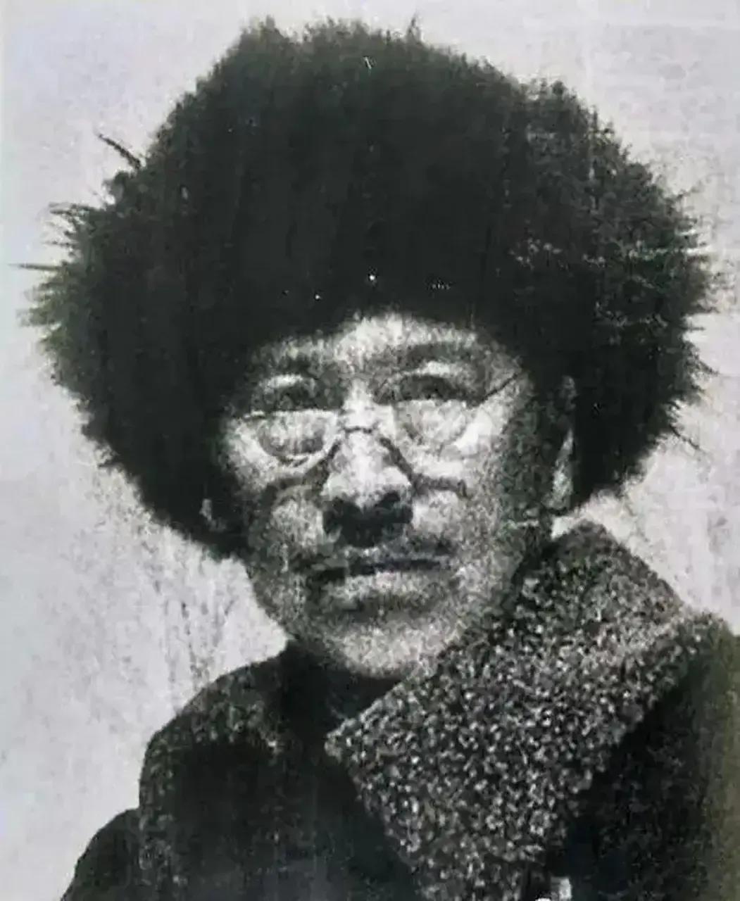 937年，日寇用两块钢板将抗日老英雄戴凤龄夹在中间，再用铁丝捆死，而后浇上汽油，