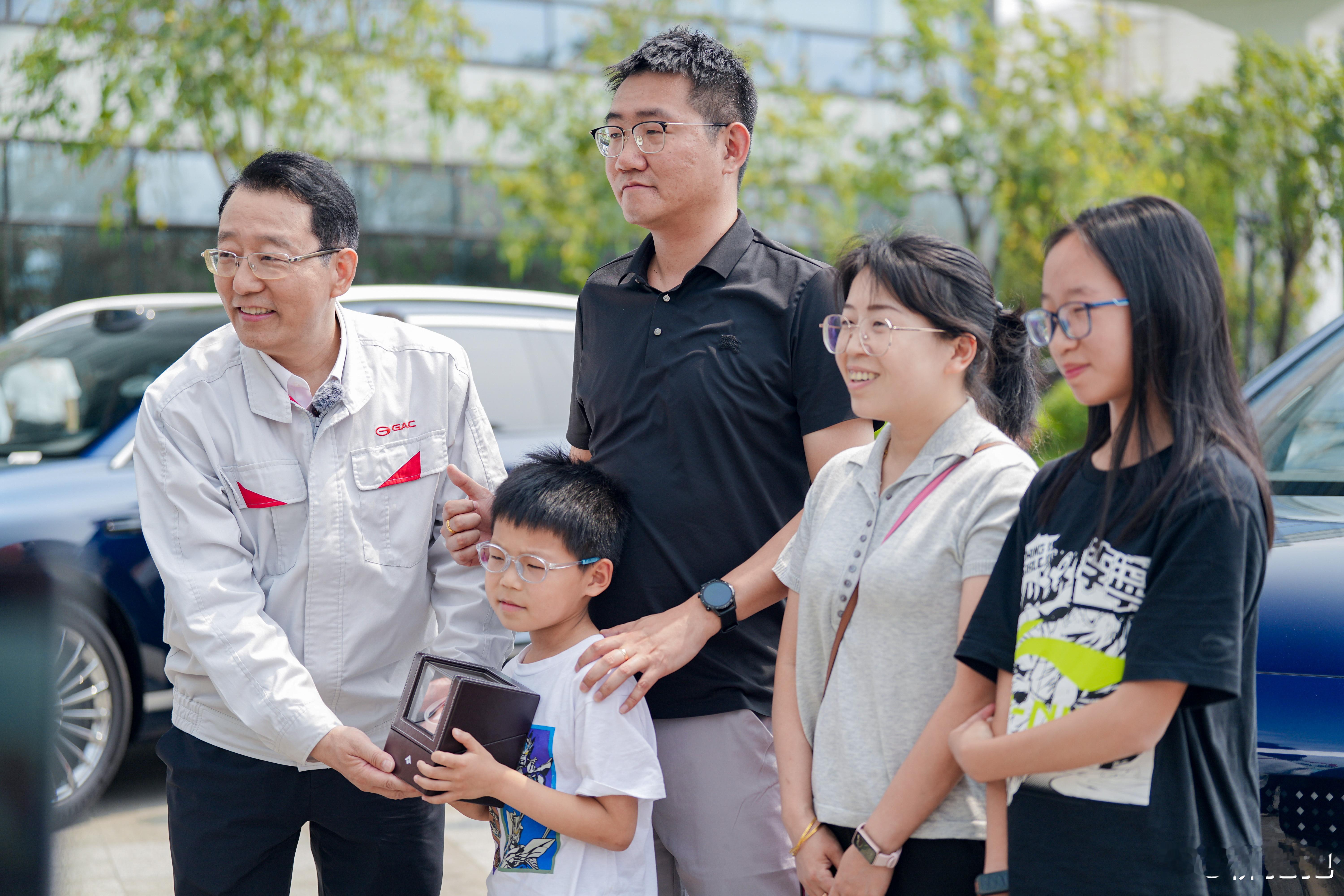 4月28日，广汽昊铂HL的首批车主正式接过钥匙，开启了他们与豪华的邂逅！首批车主