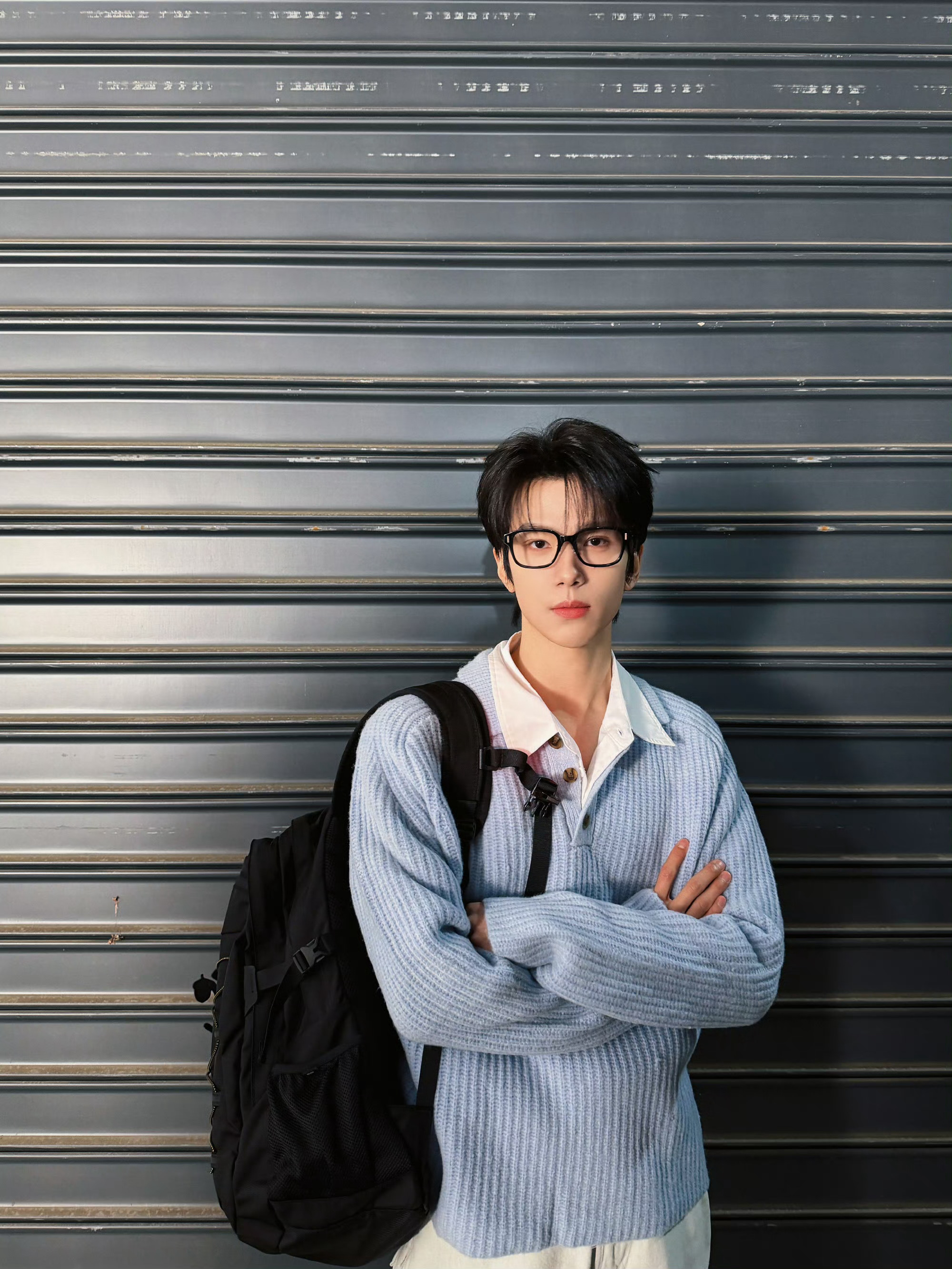 出片啦，余承恩等卷帘门的同时也不忘记咔两张