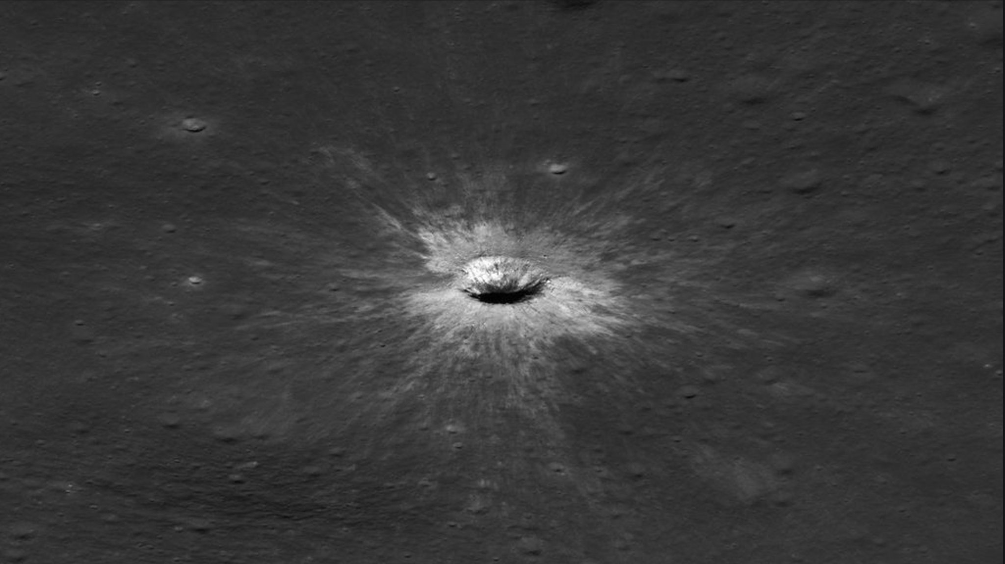 月球上出现一个巨大的新陨石坑🕳️🌕NASA月球勘测轨道飞行器（LRO）发现，