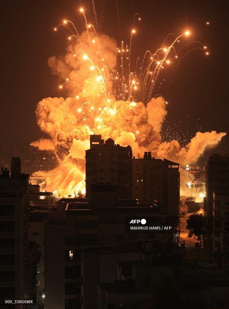 论残忍还得是以色列，直接夜间空袭加沙地带的拉巴特大学学院（如图1-3），这般威力