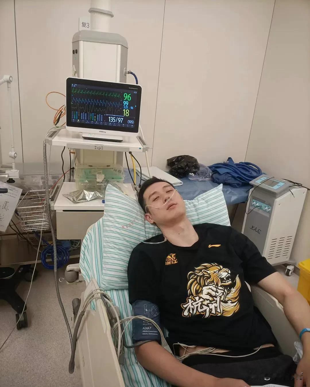 浙江广厦男篮官方公布，在比赛中被周琦肘击到面部的李金效在比赛中出现头痛、头晕并伴