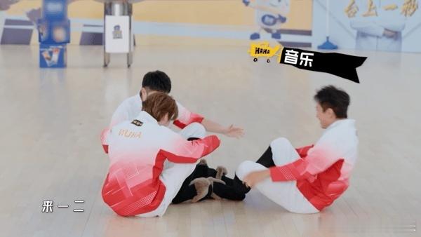 鹿晗马年穿马蹄鞋哈哈哈哈哈 哈哈哈哈哈里，五哈特意给鹿晗安排马蹄鞋，贴合他的马年