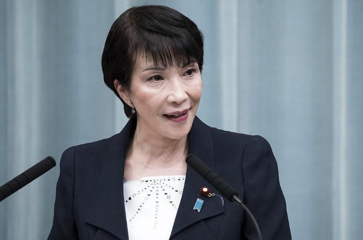 日本迎来历史性一刻后，新首相高市早苗还没来得及享受执政的喜悦，就被特朗普带着满满