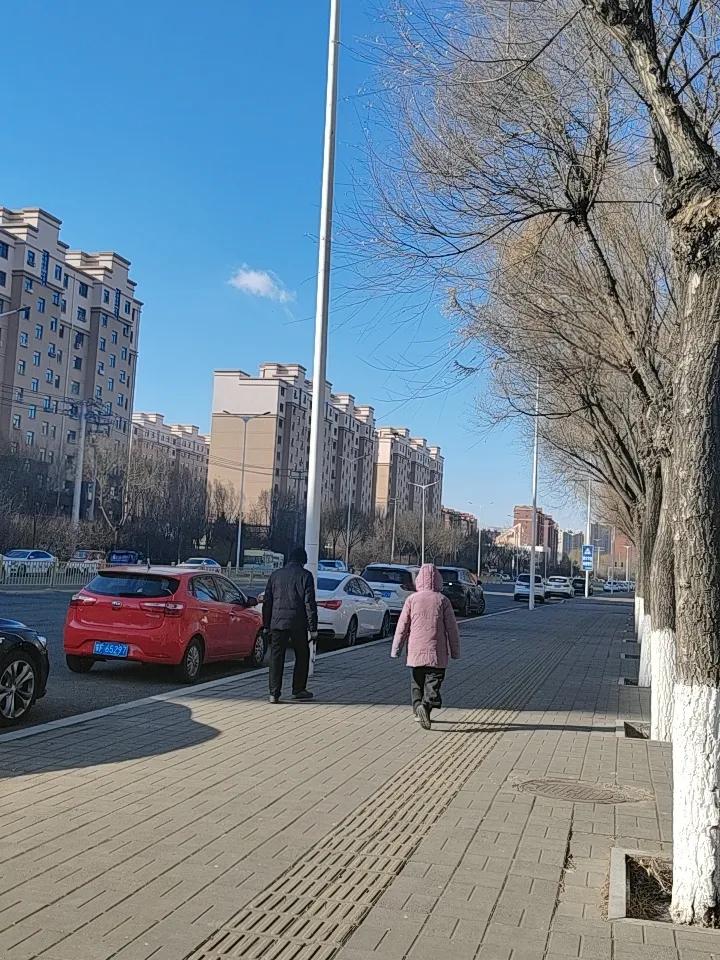 这就是幸福，老两口一起锻炼！