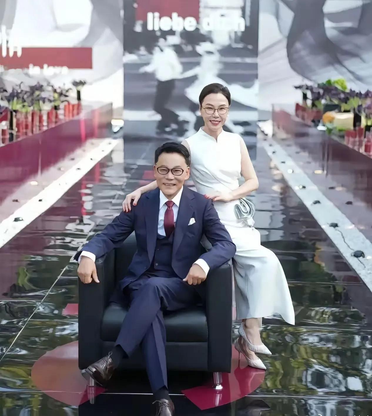 李国庆再婚：兜兜转转，白月光终成枕边人
 
当当网创始人李国庆再婚的消息，在昨天