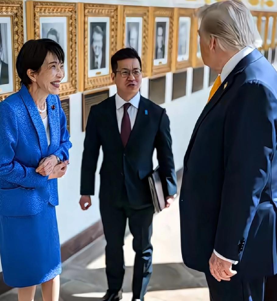 日本网友又一次感到了羞辱，我们的首相每次去美国，怎么就挺不起脊梁来？和中国的外交