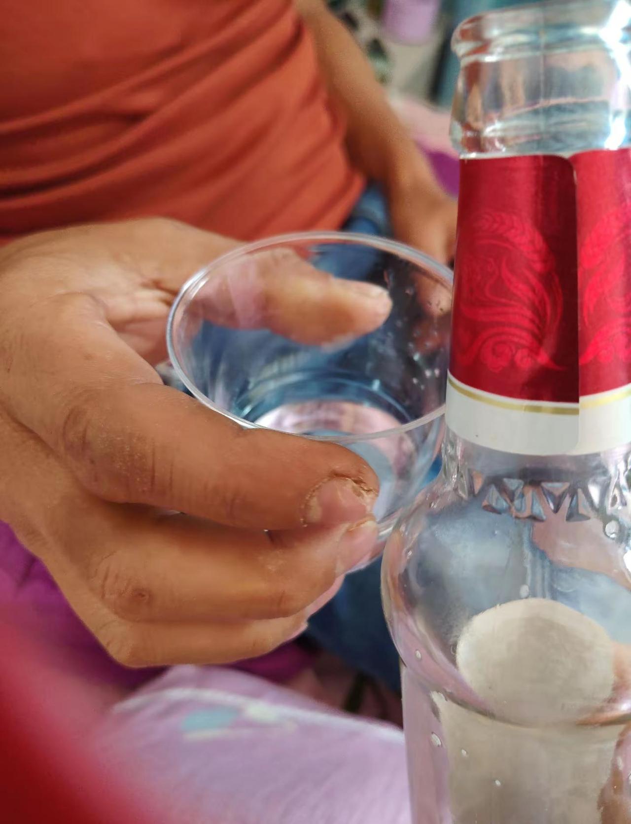 不是贪恋杯中物，而是珍惜举杯时，对面的人和当下的心境。小酌怡情，微醺恰好，酩酊不