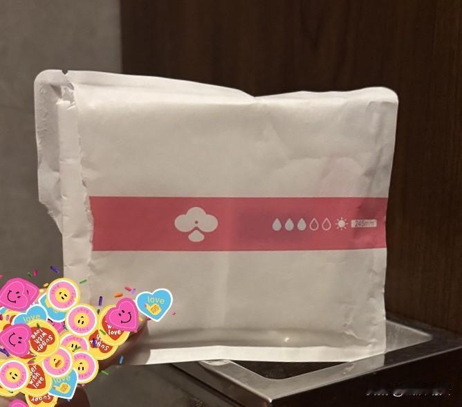 今天逛街上厕所时发现姨妈到访
突然发现商场厕所竟然有女士用品求助电话！
真是乡巴
