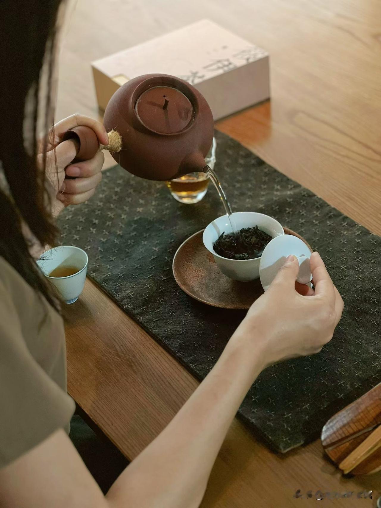 上午的时间，总爱留给茶🍵
 
不用赶工，不用回复消息，就坐在木桌前，把紫砂壶里