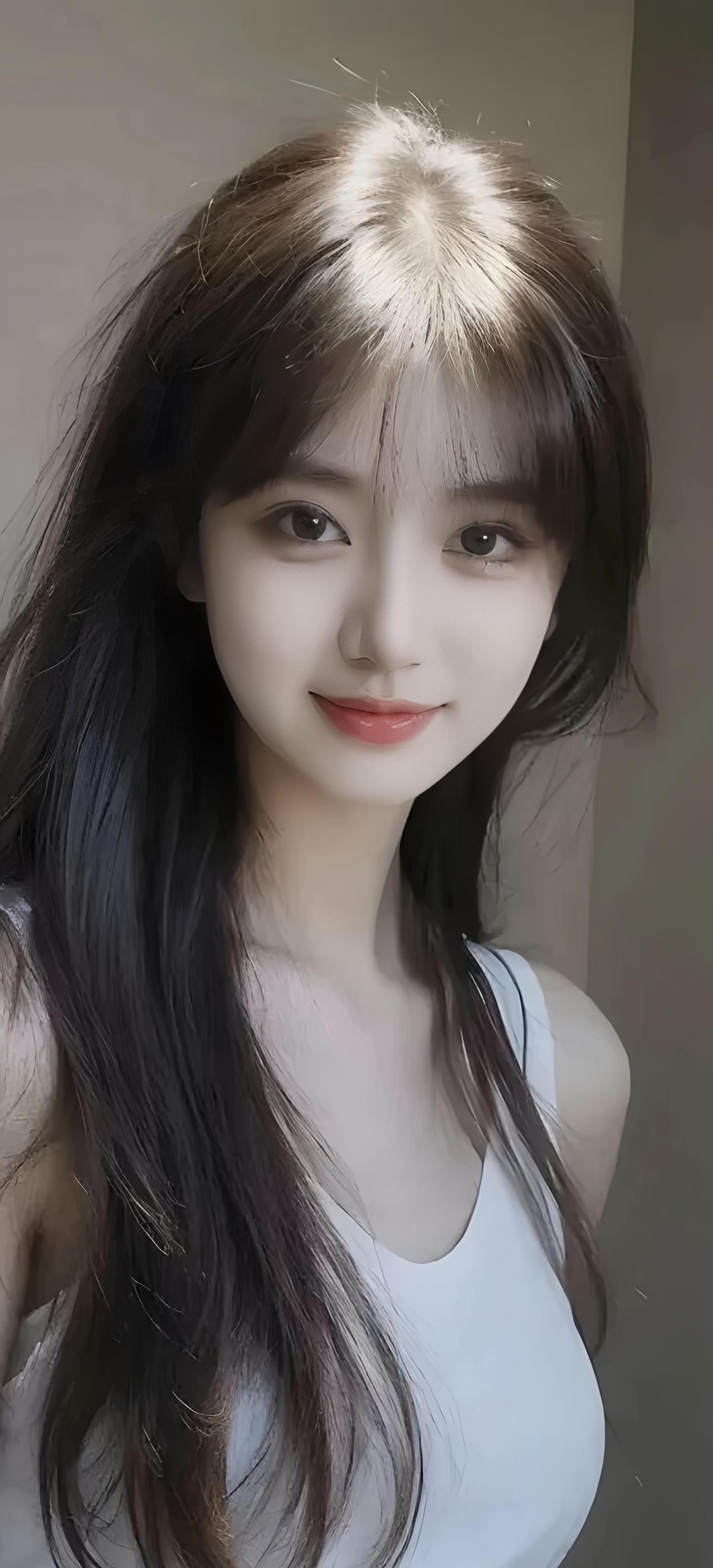 瑶阙仙姿映月娟，翩然谪降落尘烟。
云裳缥缈随风舞，玉靥清灵似梦牵。
漫步花蹊香满