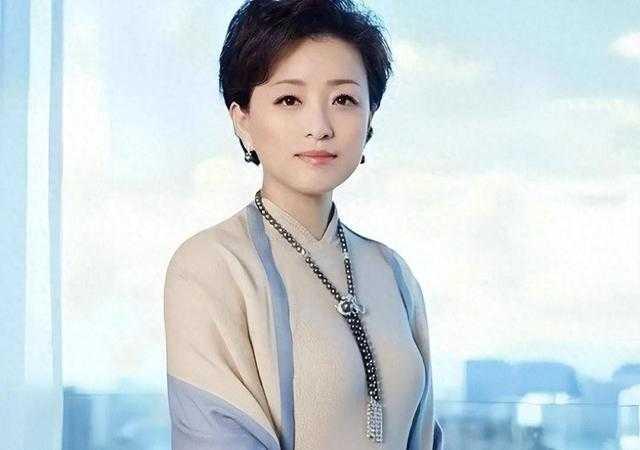  三十年境遇反转！杨澜前夫低调度日，收获安稳幸福
不少网友感慨杨澜满心遗憾，当年