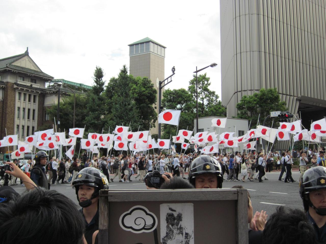 日本有充足核材料与技术储备，属于“核门槛国家”，理论上短期可造出核弹 。受国际条