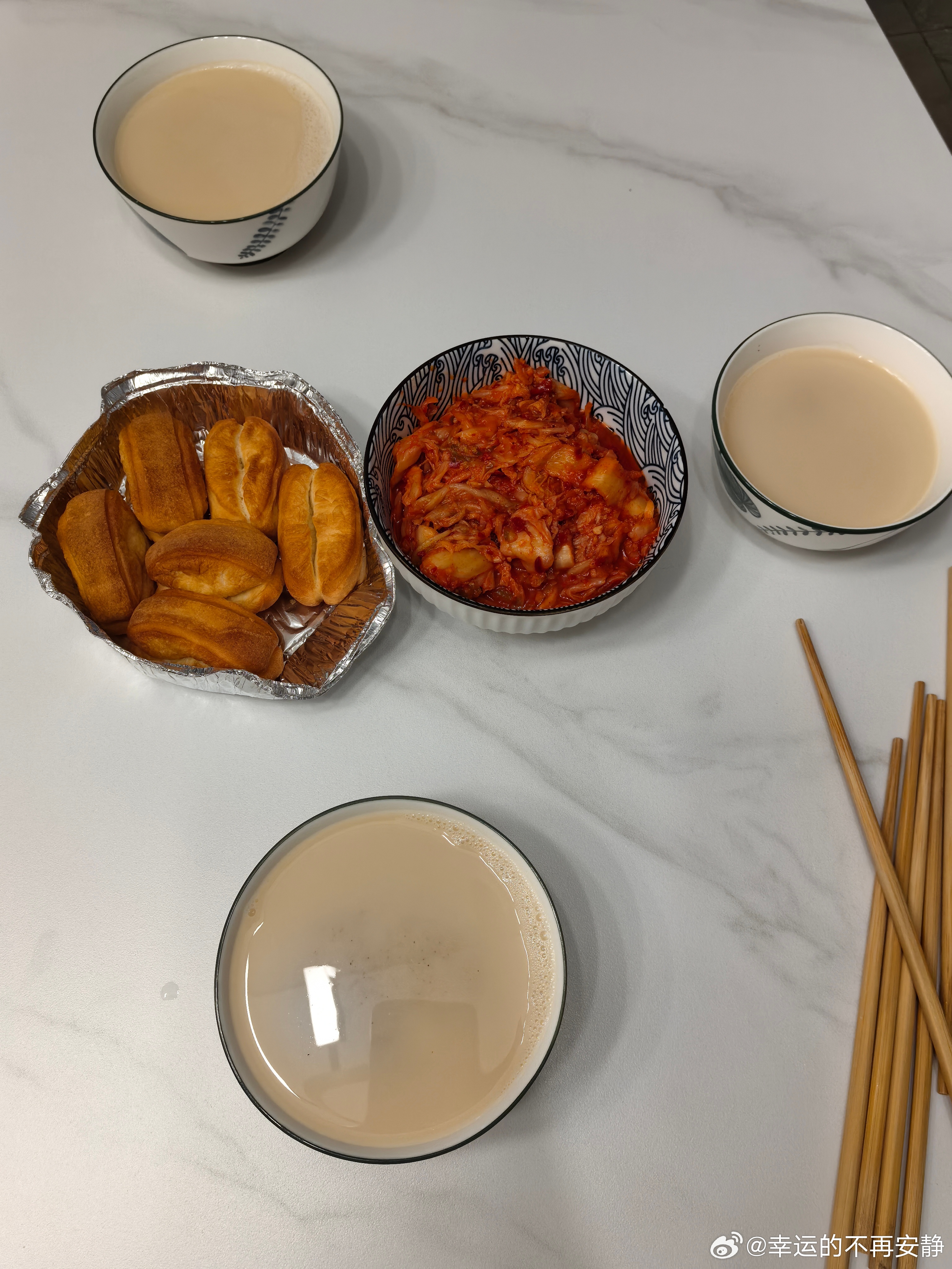 早餐出图，现榨的红枣豆浆，烤的油条，配上辣白菜，绝对的中式早餐，我和队友觉得早餐