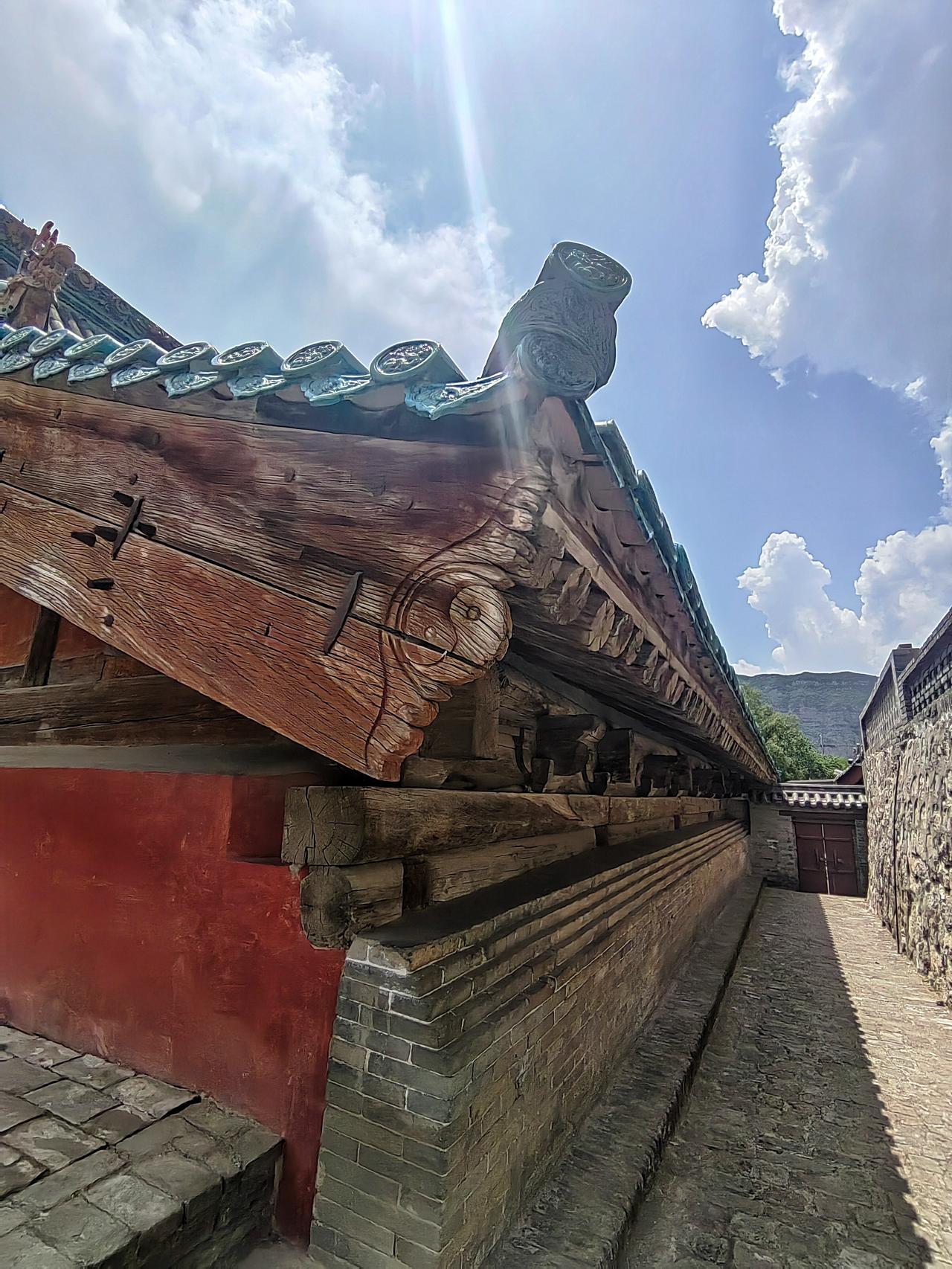 旅行中的小乐趣
山西太原窦大夫祠
因为从低到高的布局模式
所以从后面可以很容易摸