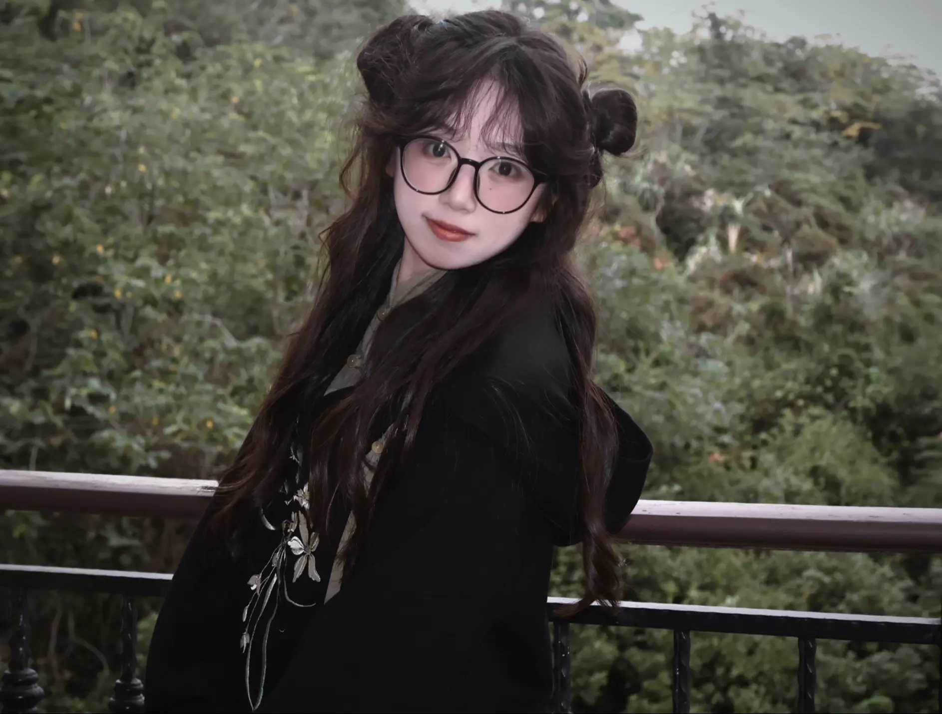 “以后隔着三千梨树六百湘水你不必哽咽，我始终记得见你的第一面”