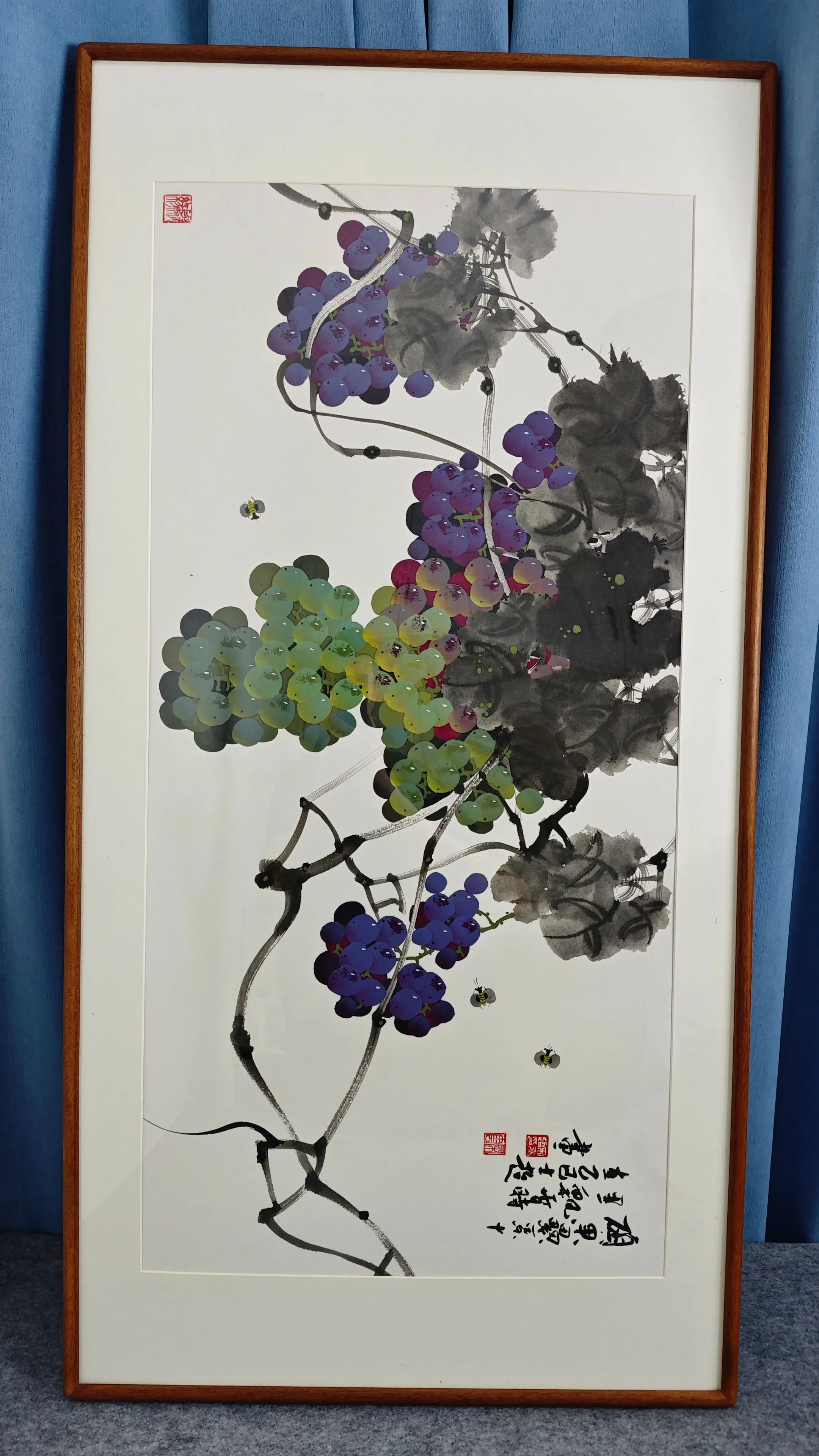 国画葡萄。      紫韵流光入画堂，青圆缀叶映春光。马年硕果盈枝满...