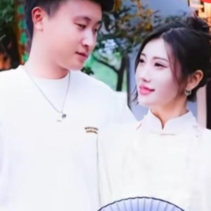 12月16日，浙江一女子开车，一个走神竟把停车场道闸撞坏了。这看似普通的小事故，