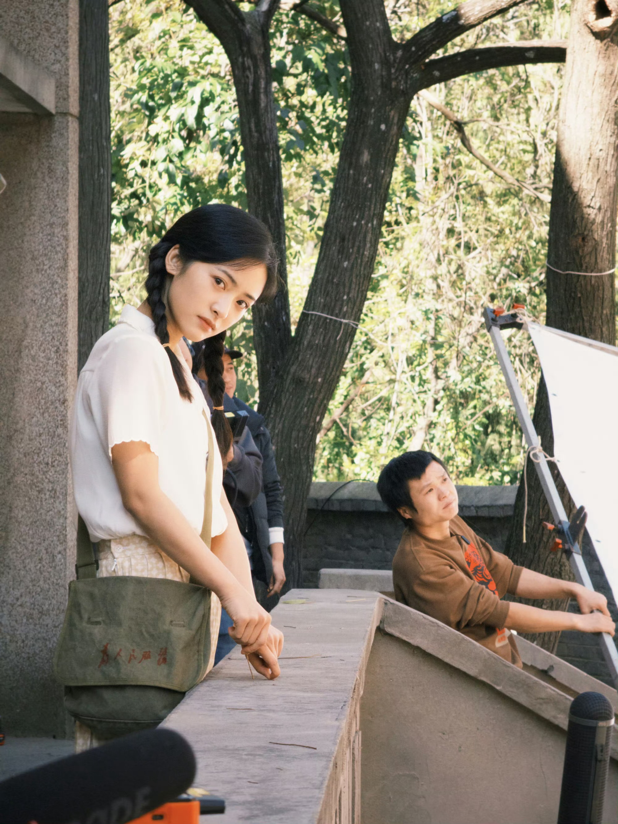 沈月晒群星闪耀时花絮照沈月70年代的少女感沈月双麻花辫造型太有味道，褪去精致妆容