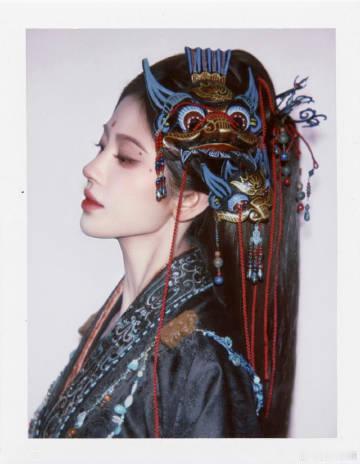 鞠婧祎神面之下睥睨众生金属雕花神面作为苏绿夏的假面铠甲，却困不住眼底翻涌山河气魄