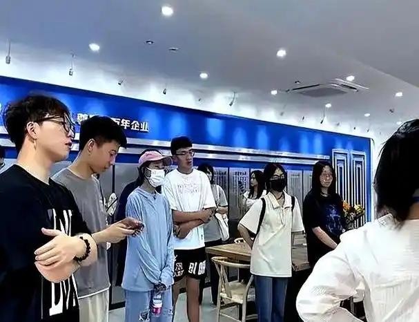 高学历没用了？大厂专抢高中生，月薪过万，背后猫腻却藏不住..
 
当千万高三学子