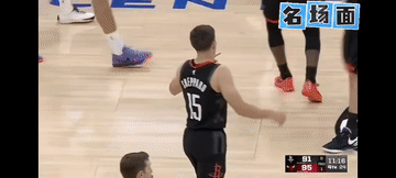 VS 公牛 
“听着，你应该往外弹！”“你别插嘴，就是他不对！就应该这样去跑位”