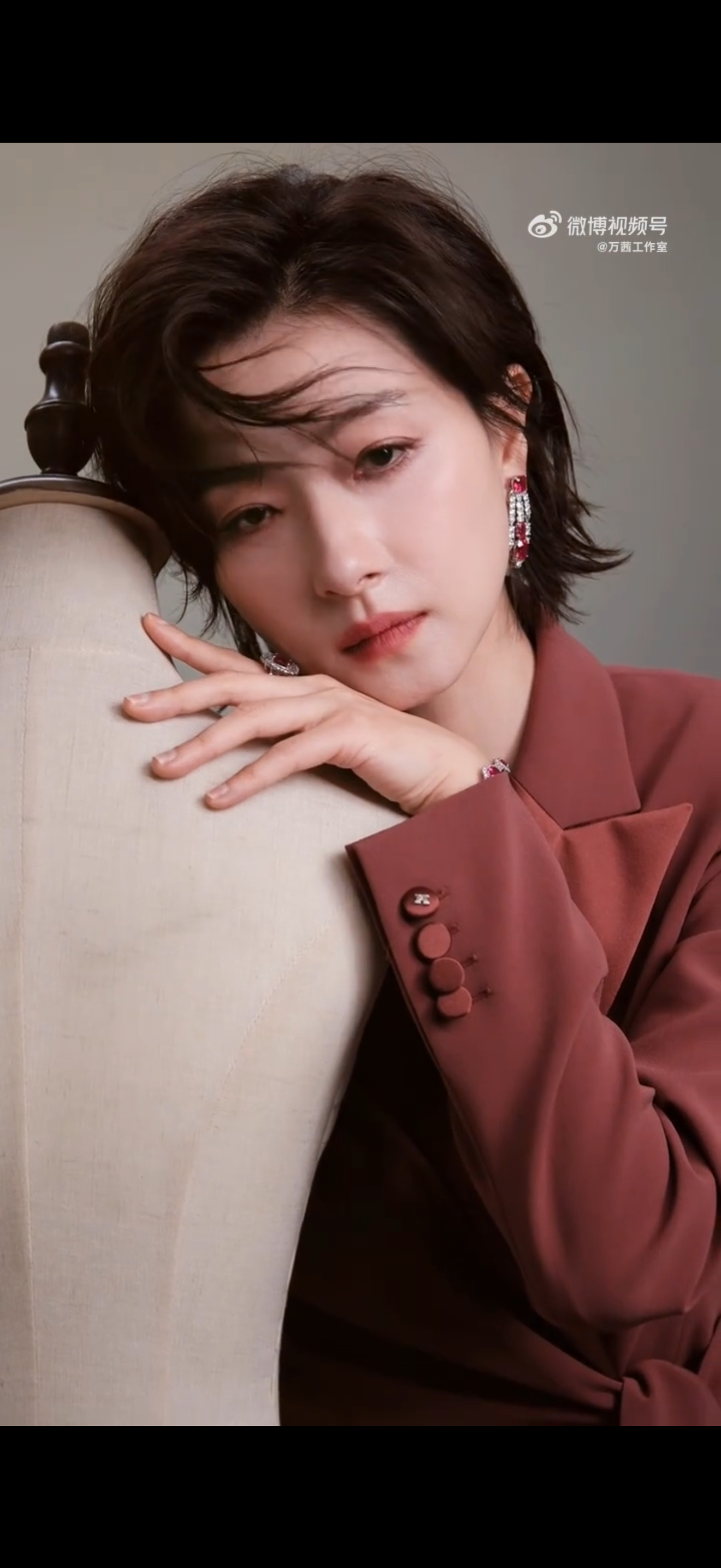 万茜清冷御姐西装造型 西装穿成她这样，早就脱离“职场单品”的范畴了。玫瑰色不甜，
